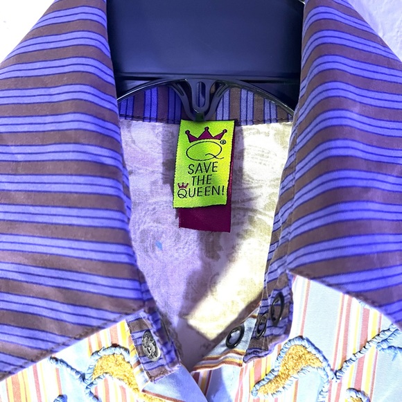 Save the Queen Top.  Snap Button Blouse.  Size Small Very chic and unique design - Picture 3 of 12